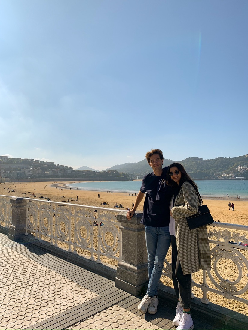 Alejandro y Rebeca en la barandilla de La Concha, San Sebastián
