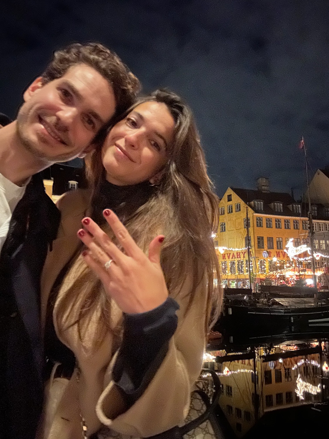 Alejandro y Rebeca en Copenhague la noche de la pedida; ella enseña el anillo