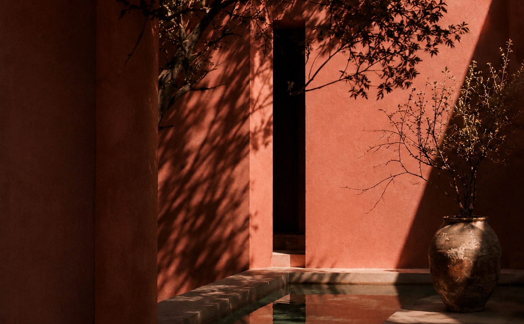 Arquitectura en terracota reflejada en una lámina de agua, al atardecer