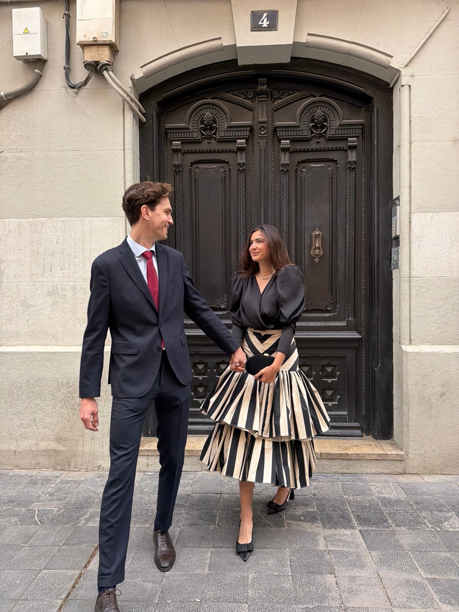 Alejandro con traje oscuro y Rebeca con vestido verde, de invitados en una boda